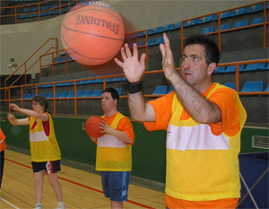 Momento de un entrenamiento de lanzamientos y pases.
