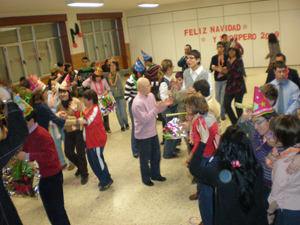 Momento de baile en un cotill�n navide�o celebrado con los j�venes.
