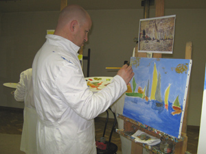 Participante en el taller pintando al oleo.