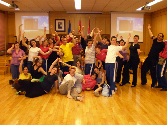 Foto de familia tras finalizar la primera sesión del curso de danza integrada