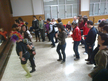 Momento de baila tras resolver la identidad de Alaska.