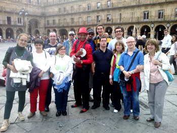 Raul Camguey, de Cuba, posa con los jóvenes de AVIVA en la Plz. Mayor