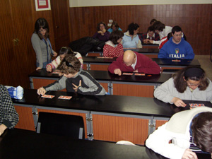 Participantes en el bingo buscando los números cantados.