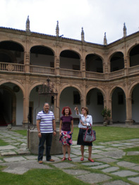 En el claustro del palacio Fonseca antes del curso.