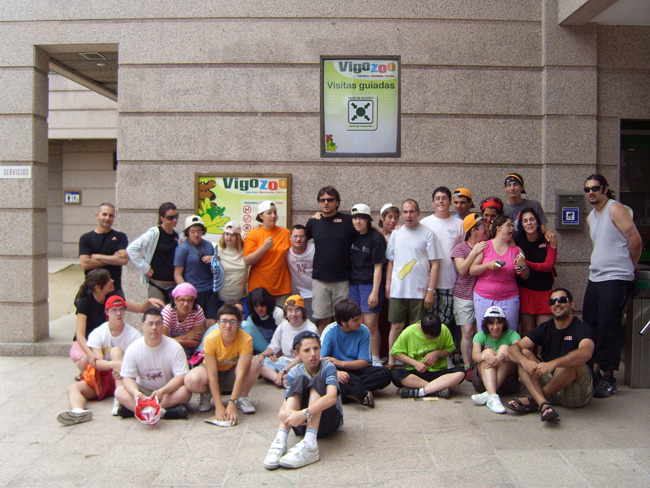 Foto de familia en el punto de encuentro del Zoo de Vigo, esperando a la Guía del parque.