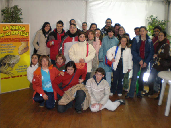 Grupo de jóvenes que visitó la exposición