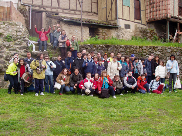 Foto de grupo, jóvenes y monitores de AVIVA en un momento de la jornada