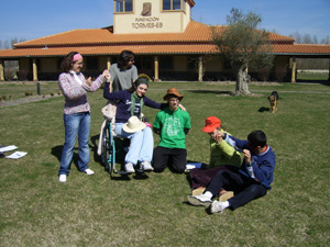 Alumnos haciendo una prueba en la pradera