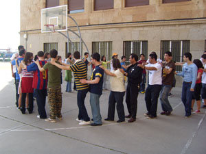 Participantes durante un juego cooperativo
