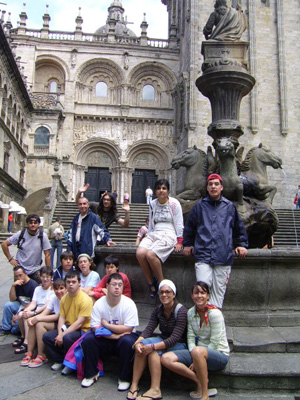 Grupo en la plaza lateral de la Catedral de Santiago.