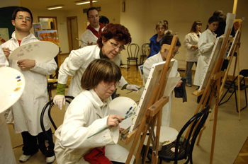 Jóvenes de AVIVA durante el taller.