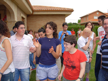 Beatriz con los jóvenes de AVIVA en su casa.