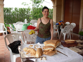 La madre de la criatura liada con el pan. Muchas gracias.