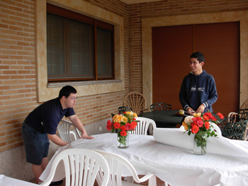 El hermano de la criatura y un ayudante liados con los manteles. Muchas gracias.