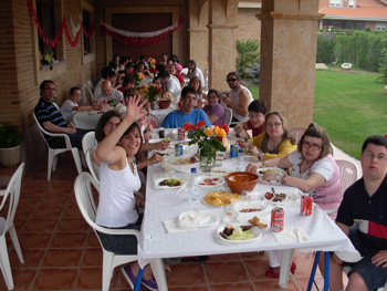 Todos los asistentes sentados en las mesas para comer.