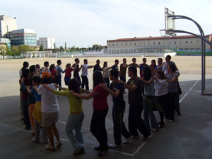 Participantes durante un juego de cooperación