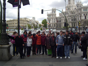 Frente al Ayuntamiento de Madrid, de camino al Café Gijón