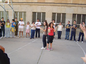 Participantes durante un juego de grupo