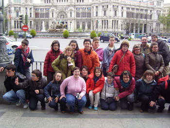 Frente a la Cibeles y el Ayuntamiento de Madrid.
