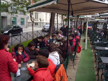 Tomando café en la terraza del Café Gijón
