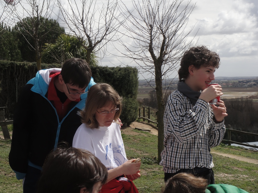 Momento del aperitivo en el día del árbol en Cabrerizos