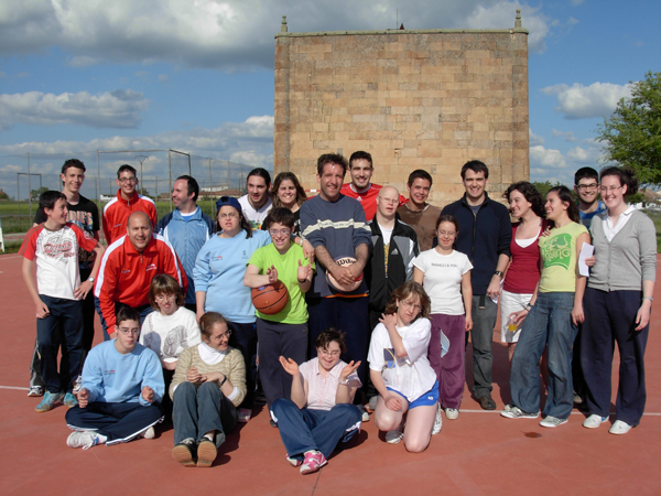 Foto de grupo de los participantes en el encuentro lúdico deportivo en la Vellés.