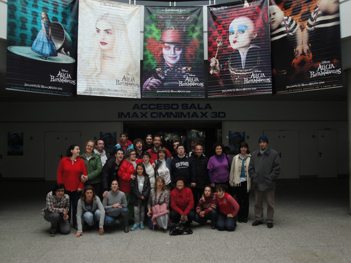 El grupo a la entrada del cine Imax.