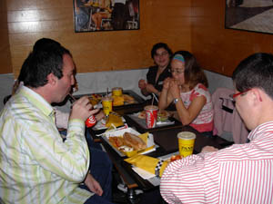 Jóvenes de AVIVA disfrutando de la cena entre amigos.