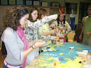 Alumnos preparando collares en la clase de animación