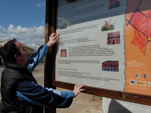David leyendo un panel informativo sobre el pueblo de la Vellés