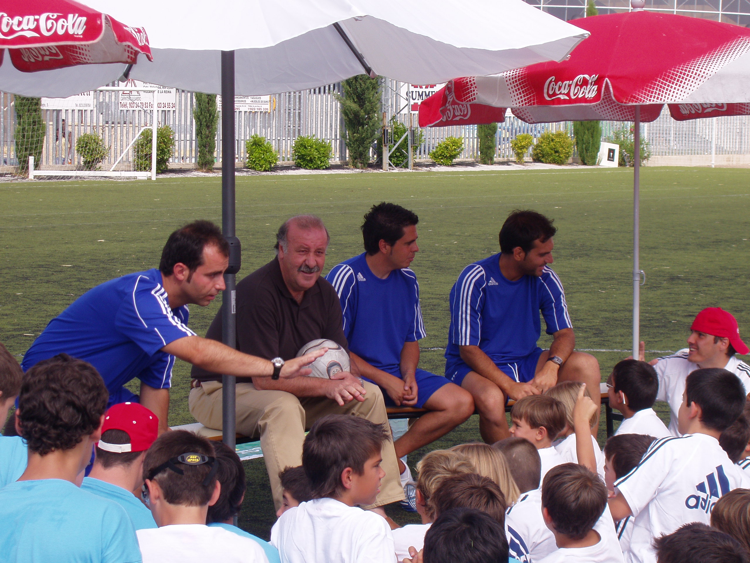 Visita de Vicente del Bosque con monitores del Campus