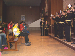 Jóvenes de aviva en los primeros bancos de la iglesia escuchando el concierto