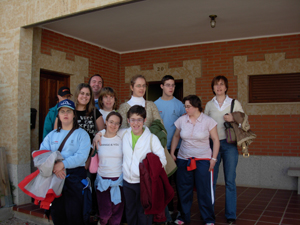Los jóvenes participantes después de la visita a la casa de Marta.