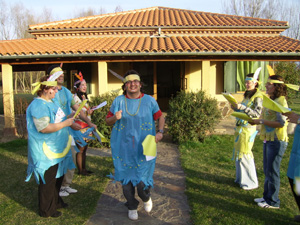 Alumnos bailando una danza india