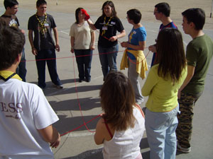 Jovenes de aviva durante un juego realizado con el Grupo Scout