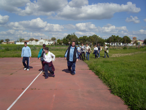 Los jóvenes, tras la visita al pueblo, llegan a las pistas deportivas donde se realizará el encuentro lúdico-deportivo.