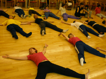 El grupo durante los ejercicios de suelo.