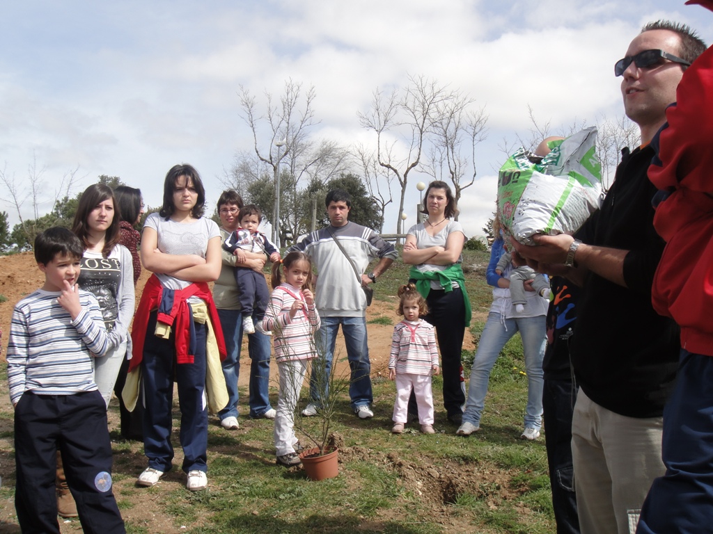 Jose, técnico del Ayto. prepara y explica el proceso de plantado.