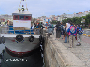 Momento de la subida al barco Rias Altas II