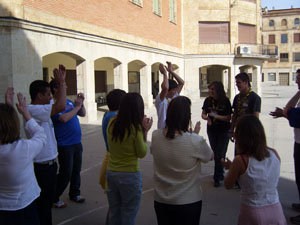 Participantes durante una dinámica de conocimiento