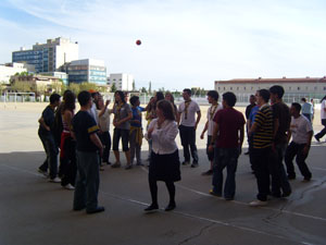 Participantes durante un juego con balón