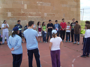 Momento de presentaciones entre los jóvenes de las dos asociaciones