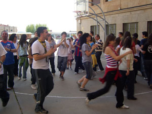 Participantes durante un juego de movimiento