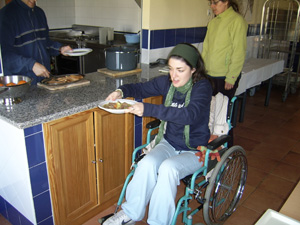 Alumna cogiendo el plato de comida.