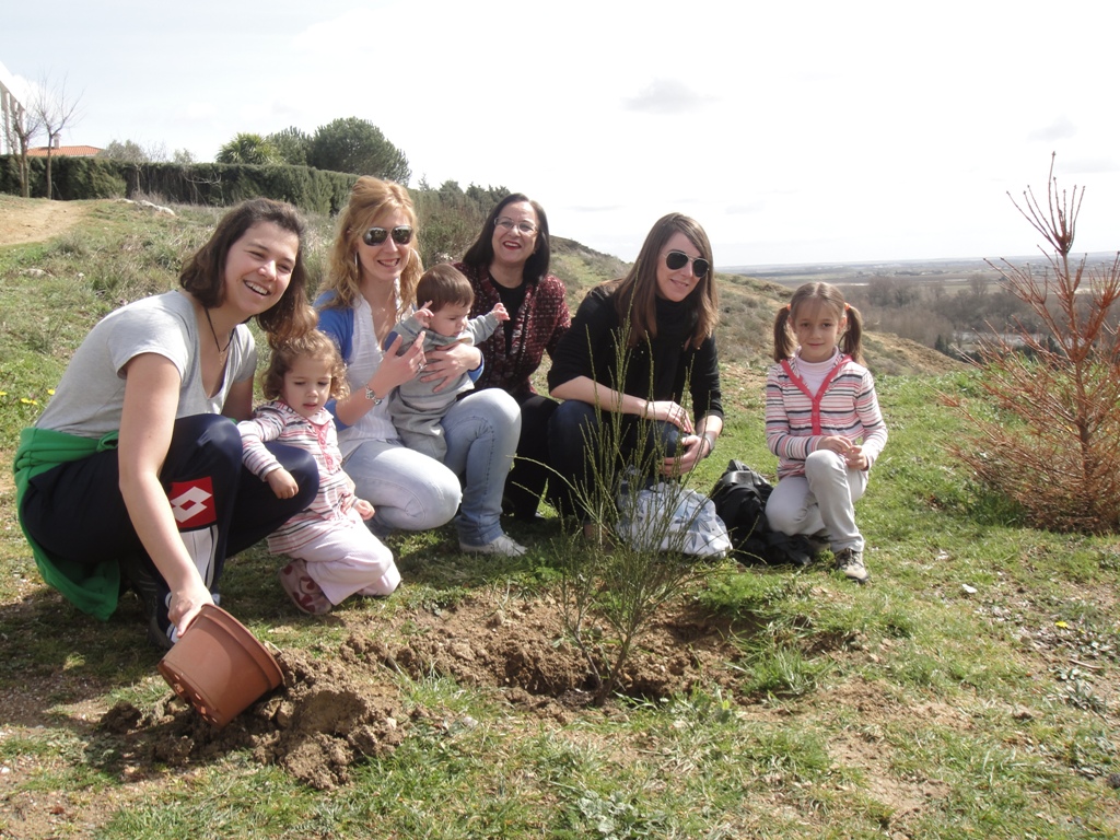 La alcaldela y la concejala de Medio Ambiente también plantan un árbol.