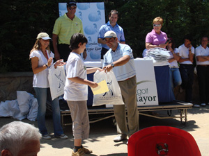 Momento de la recogida de diplomas de aprovechamiento del curso.