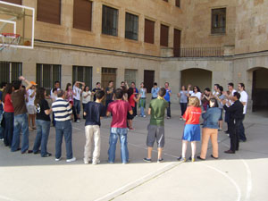 Participantes durante un juego de corro