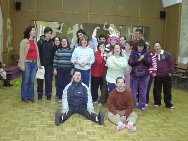 Grupo de participantes en el taller de Ritmo y danza de los lunes.