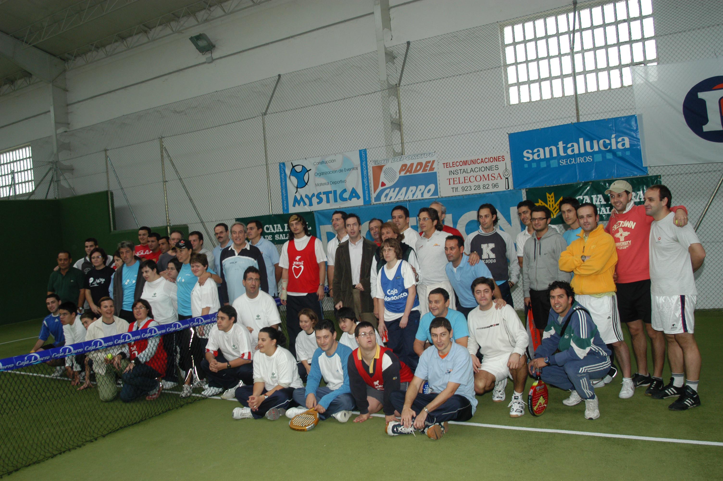 Foto de familia de deportistas en las Pistas de Pádel Gudino