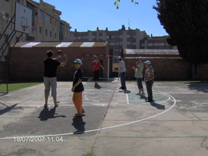 Participantes en el momento de un partido de baloncesto.